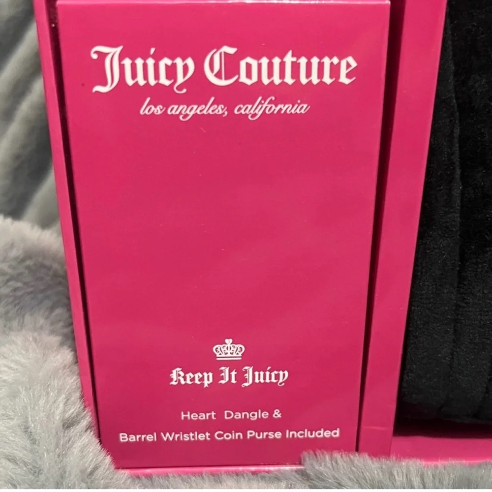 Juicy Couture Big Spender 3-Piece
Gift Box Set in velvet "Liquorice" colorway. - Picture 4 of 6